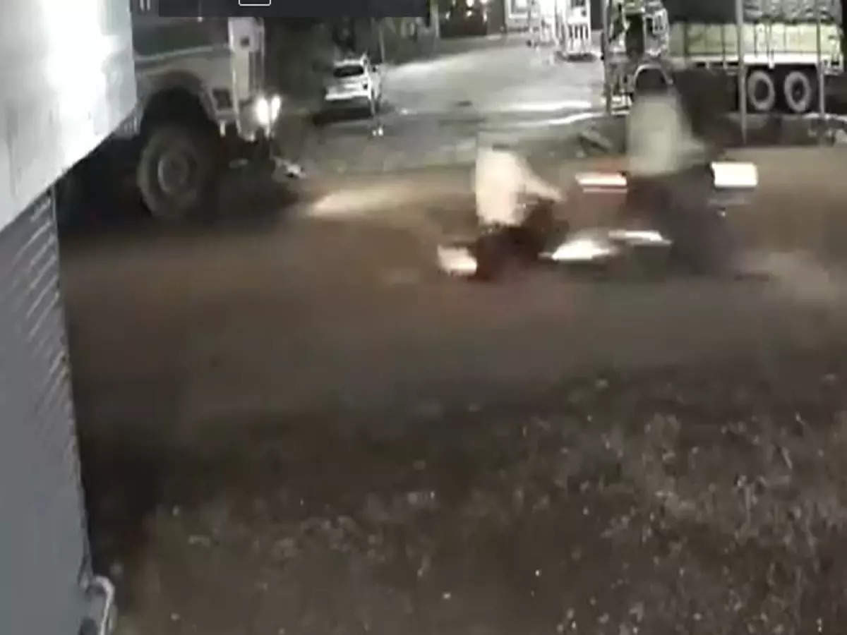One seriously injured in a two-wheeler collision; VIDEO of a heartbreaking accident