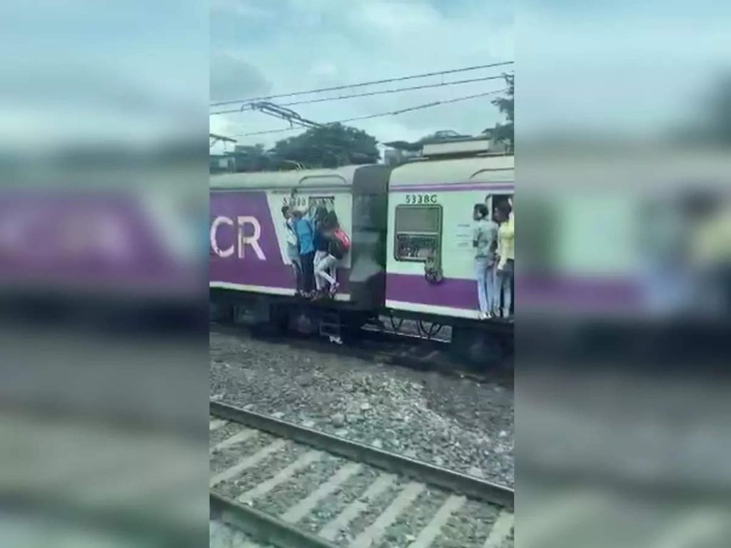 Shocking!  Expensive to hang a running local train;  The young man's hand escaped and