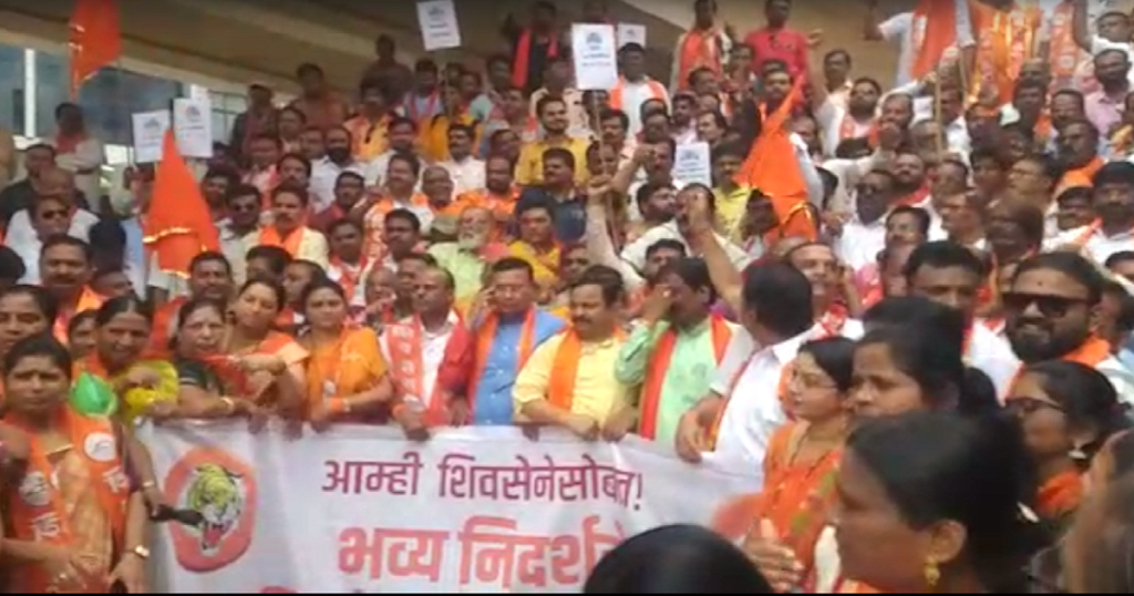 We are with Shiv Sena!  After Shiv Sena leader Eknath Shinde's revolt, Shiv Sainiks took to the streets, protests in Aurangabad