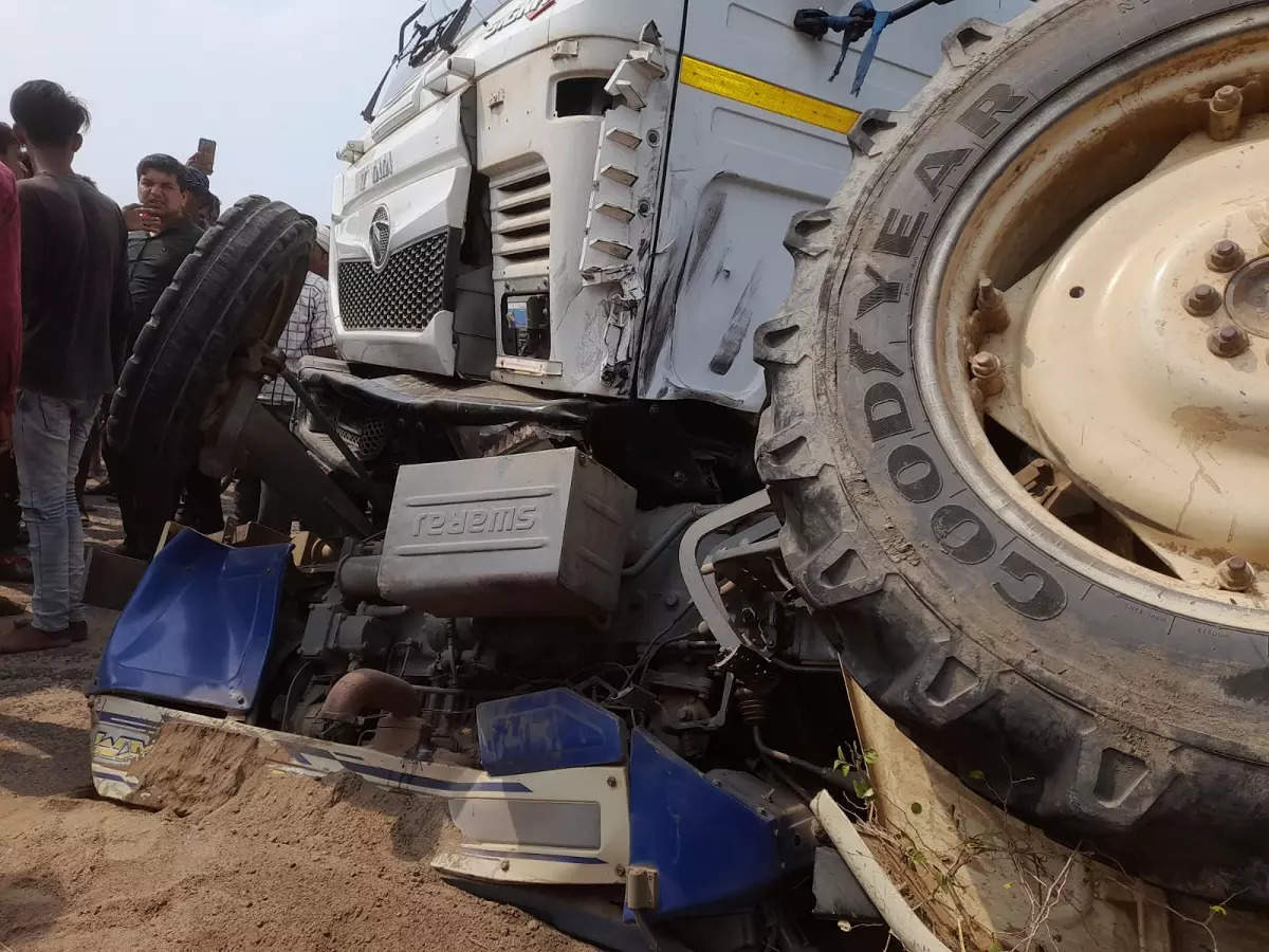 A truck and a tractor collided head-on, killing four people on the spot