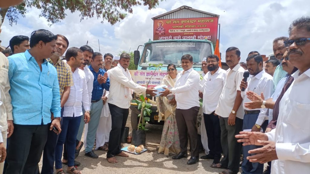 Marathwada Janvikas Sangh launches four free water tankers for Warkaris
