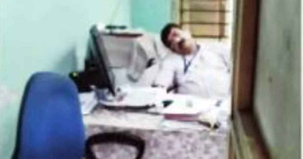 A government employee took a nap in the office during office hours; Senior officers gave a bang