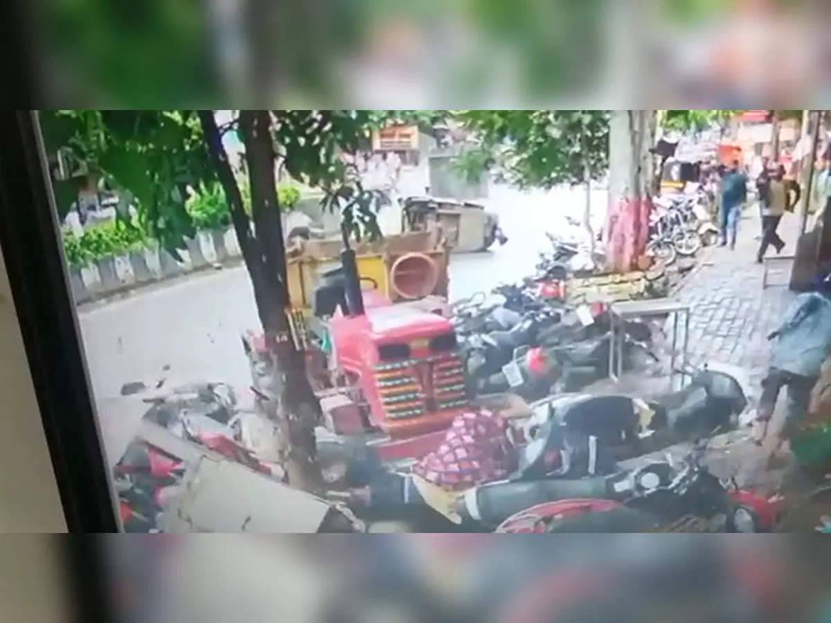 A shocking incident happened in Pune; A tractor without a driver came to Susat and...