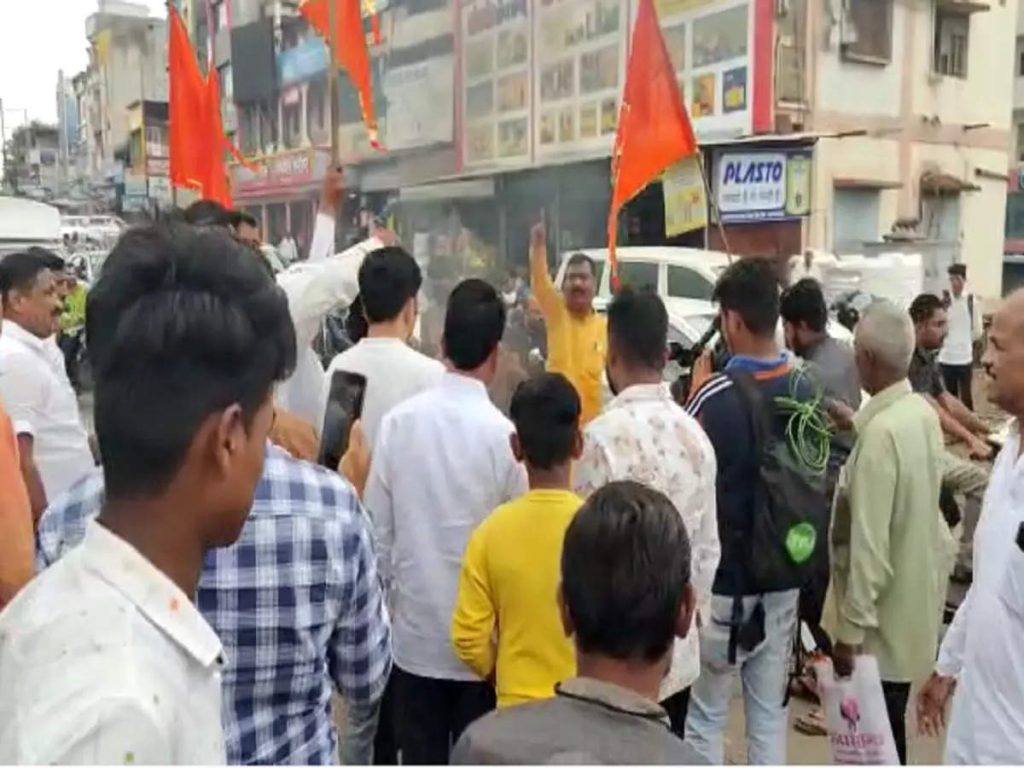 Aggressive movement of Shiv Sainiks calling Adharao Patal a 'traitor'