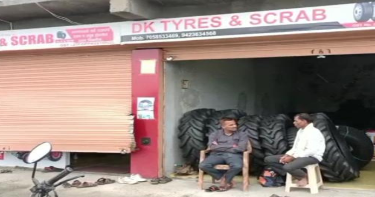 An incident of Beed caused excitement! A unique way of fighting to break the shutter of the shop, goods worth 24 lakhs were looted; The police were also confused