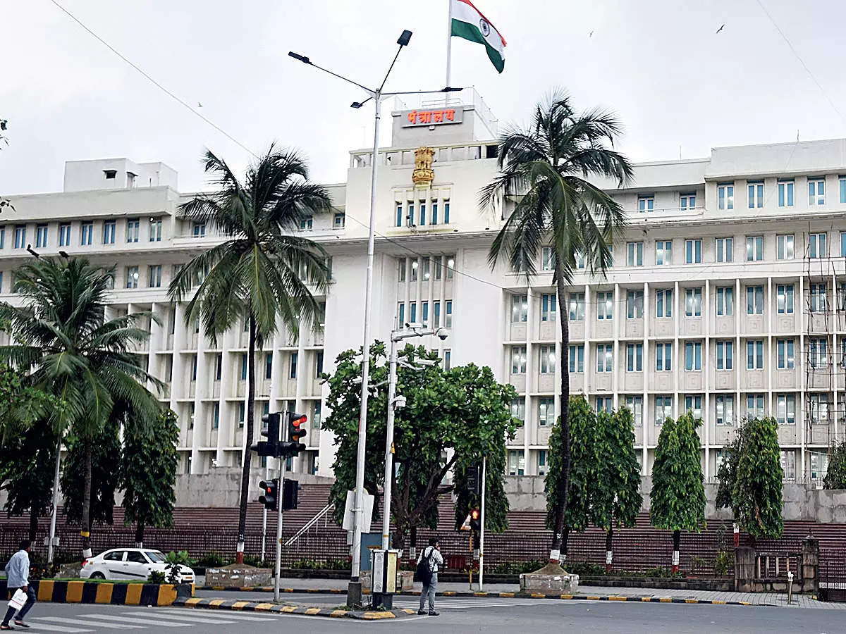 Ban on water bottles for citizens entering ministry buildings through which the state's administrative vehicles are driven; Strange decision of Home Department to prevent suicide
