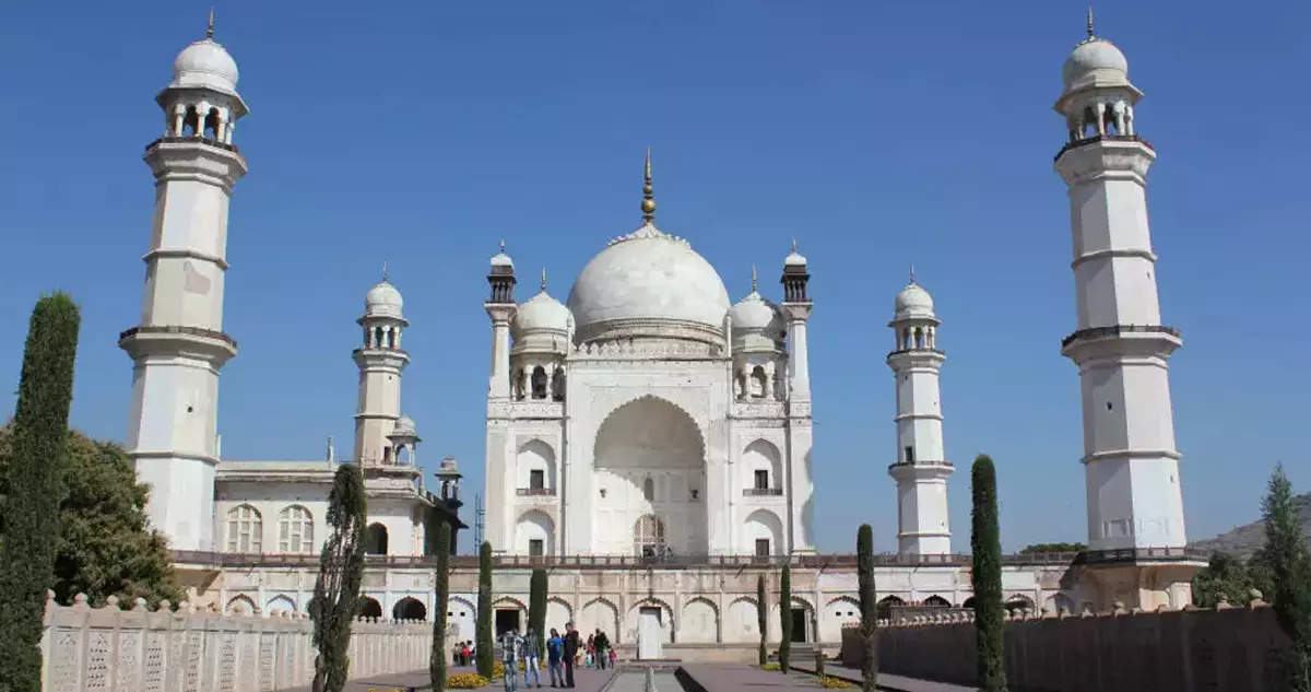 Counting of 84 acres of land of 'Bibi Ka Maqbara', popularly known as 'Dakkhan Ka Taj', was completed on Wednesday amid massive polls.