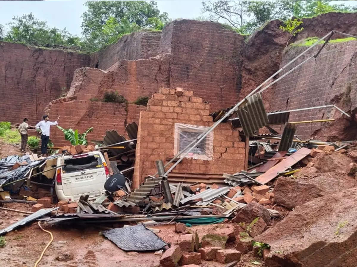 Family collapses at Dapoli, Khed, Guhagar in North Ratnagiri, family collapses in an instant