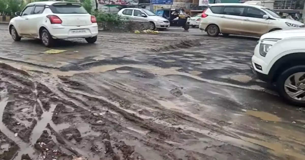 In the rain, the roads of Beed became a death trap
