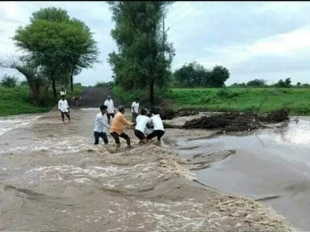 Landi river floods in Palam taluka, five villages cut off; Citizens' life-threatening journey through flood waters, when will the system improve?