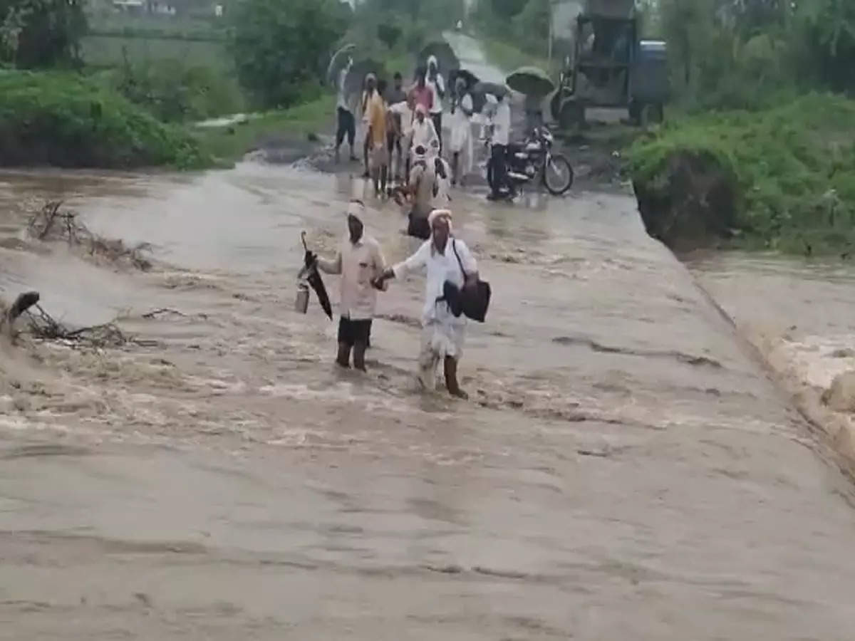 Many villages in Aundha Nagnath taluka have been cut off from the river due to floods on Madhumati river on Yelegaon Solanke road.