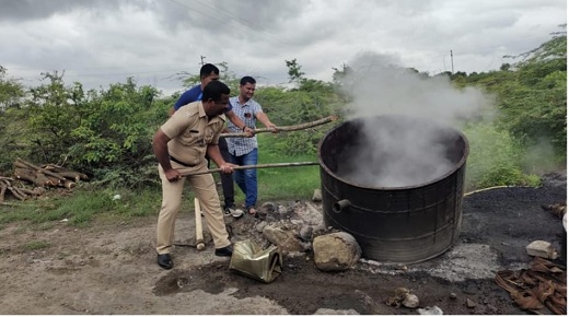 Loni Kalbhor Police destroyed Gavathi Daru kiln in Bhavrapur; A woman arrested..!