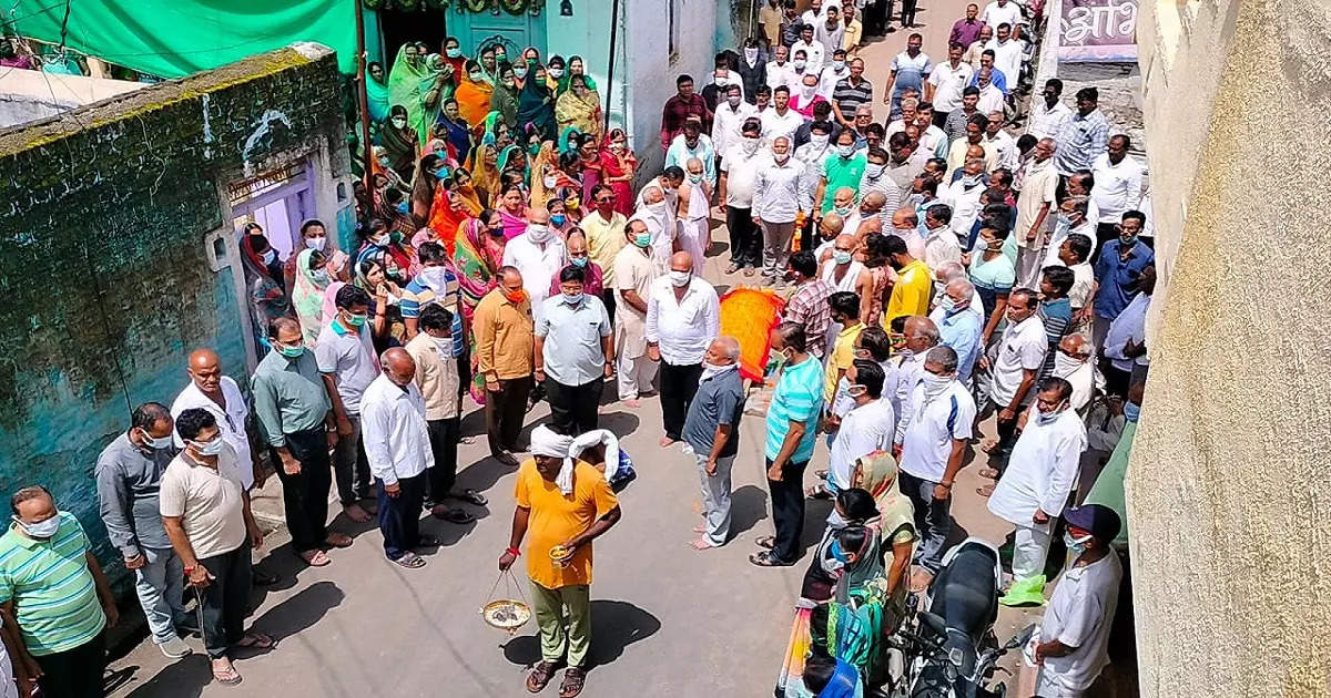 At Mangrulpir in Washim district, the relatives participating in the funeral procession honored the national anthem by singing the national anthem while laying the body down.