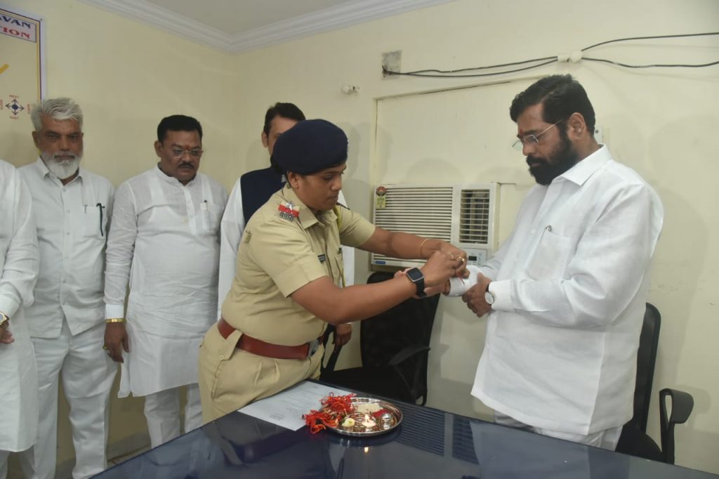 Chief Minister and Deputy Chief Minister were tied by the women police in the Vidhan Bhavan premises