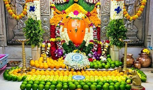 Decoration of fruits and flowers of 3 colors of tricolor flag to Shri Chintamani Ganapati at Theur
