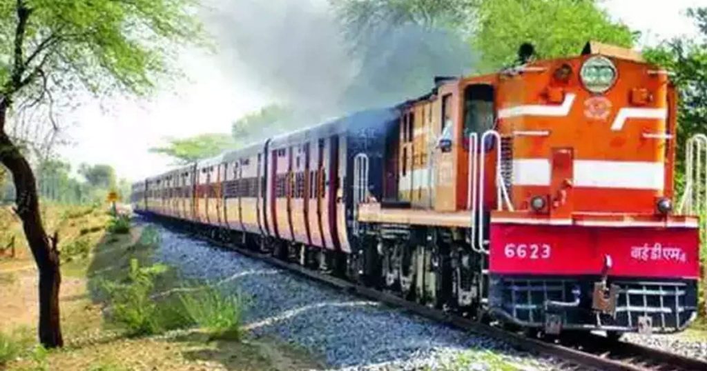 During the rush hour, the traffic of the Central Railway was disrupted, the engine of the Sinhagad Express stopped near Bhivpuri