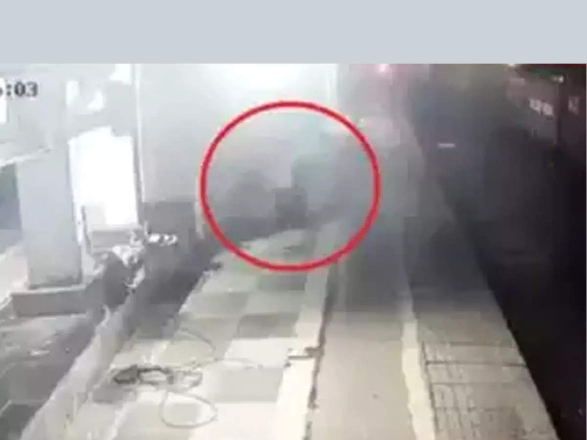 Thrilling incident at Vasai railway station