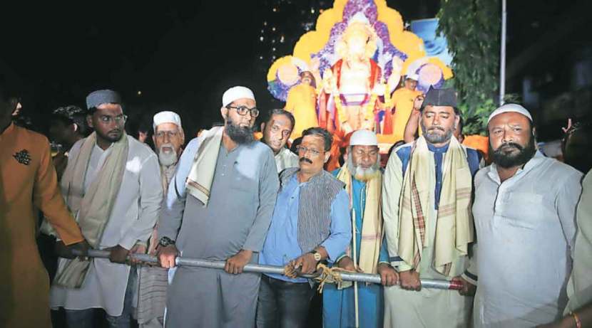 Centenary of religious unity in Ganeshotsav! ; The honor of the arrival procession belongs to the Muslim brothers