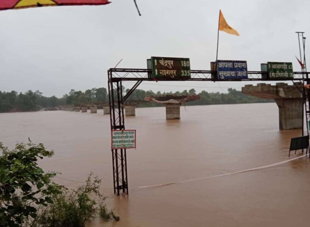 Bhamragarh town, the farthest end of the district, was once again cut off from the district headquarters due to the flooding of the Pearlkota river.