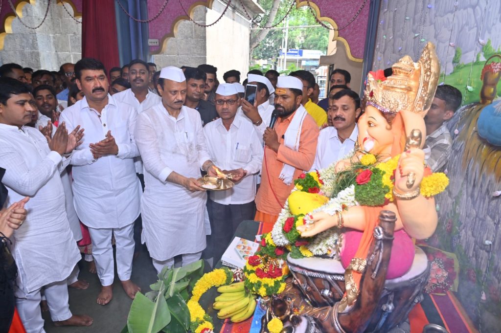 Aarti in various Ganesh Mandals in Pimple Saudagar by Leader of Opposition Ajitdada in excitement