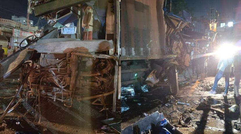 Shivshahi bus and container collide in Pune, serious accident, six injured, one seriously