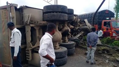 Sifting of roads: Truck overturned while avoiding potholes in Wakad Chowk