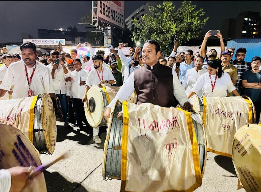 MP Shrirang Barne played the drum in the Ganesh Visarjan procession