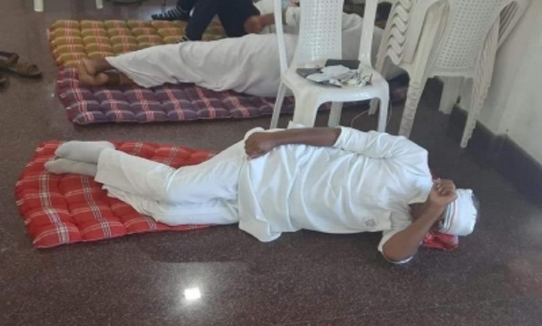 At the age of 75, Digvijay Singh walks 24 kilometers every day, the photo of him sleeping on the ground goes viral