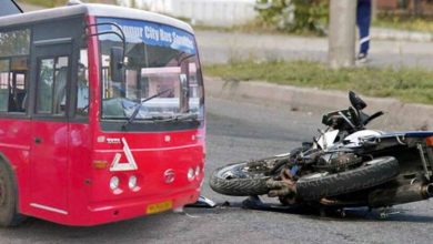 'Aapli bus' hits woman policeman on duty with two-wheeler