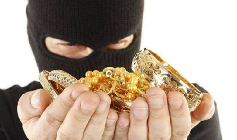 Jewelery worth one lakh stolen from shop Sati Jewelers in Balaji Plot area of Khamgaon town