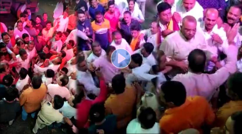 In the Ganeshotsav procession, two factions of the BJP clashed with each other; Finally, the police had to mediate!