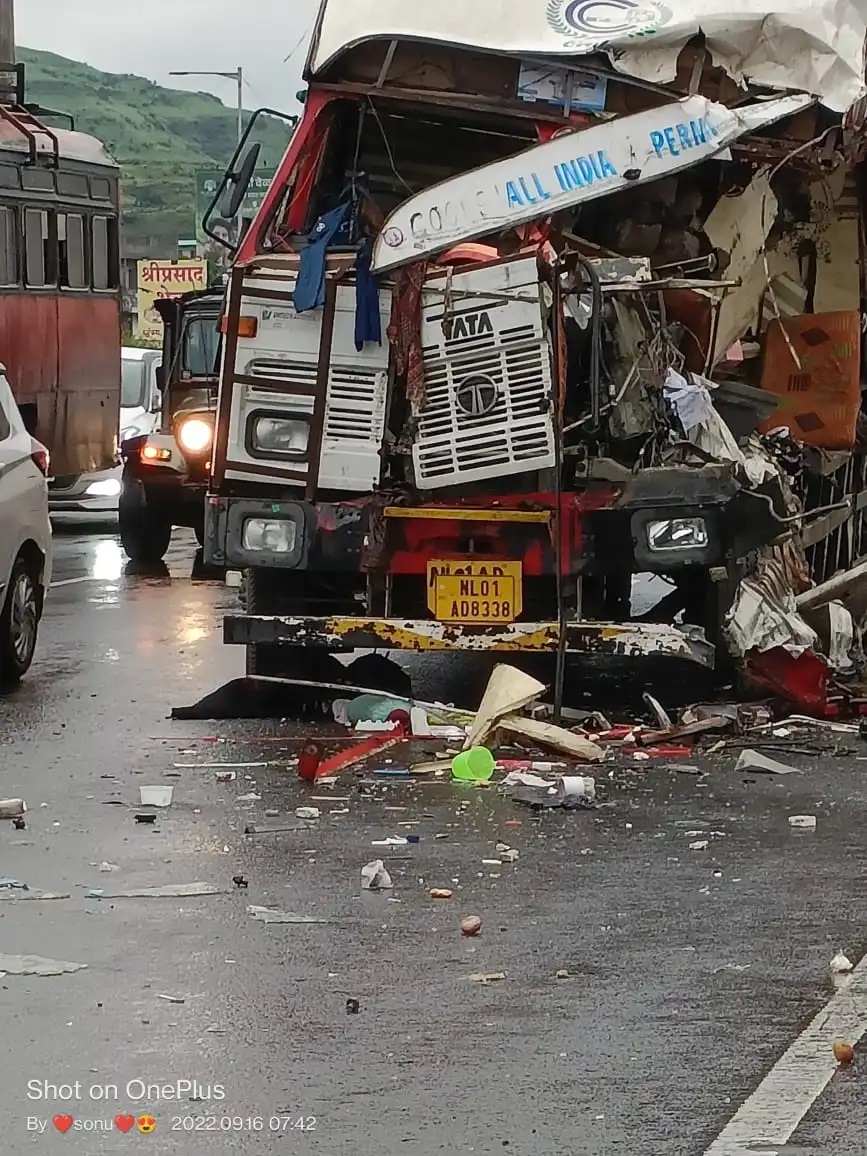 A truck carrying hydrogen peroxide collided with another truck on the Pune Satara highway causing hydrogen peroxide gas leakage
