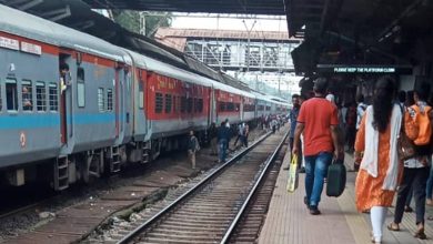 Kalyan: Passengers risk their lives to board the Sinhagad Express