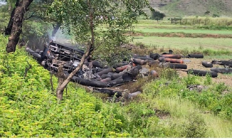 Hydrogen cylinder explosion after vehicle accident near Manmad