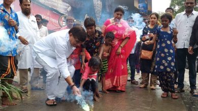 Congress leader Aba Bagul celebrated Diwali with children selling goods on the footpathCongress leader Aba Bagul celebrated Diwali with children selling goods on the footpath