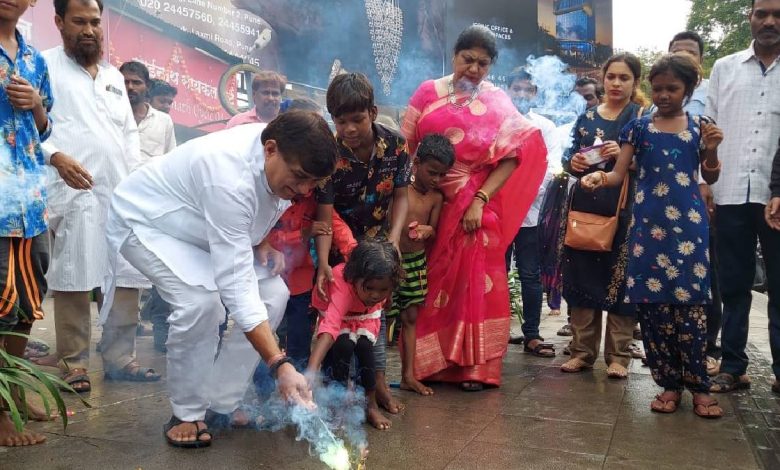 Congress leader Aba Bagul celebrated Diwali with children selling goods on the footpathCongress leader Aba Bagul celebrated Diwali with children selling goods on the footpath