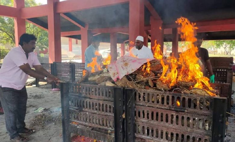 Buddhists and Muslims performed funeral rites in Hindu style on the widowed person