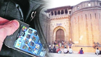 A tourist was beaten up and his mobile set snatched away in Shaniwarwada area