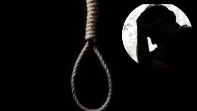 A young man committed suicide by hanging himself in front of his girlfriend