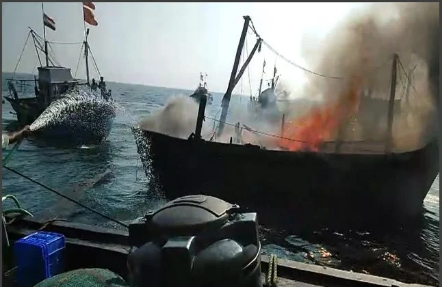 Oh Terrible: Huge fire on boat in sea in Sindhudurga