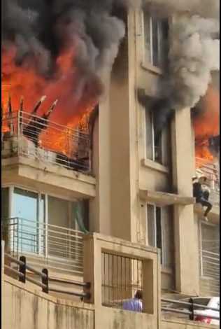 Massive fire breaks out in 21-storey building in Malad; The young woman saved her life by jumping from the balcony