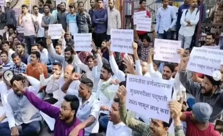 Thiya agitation of students giving competitive exams in Pune