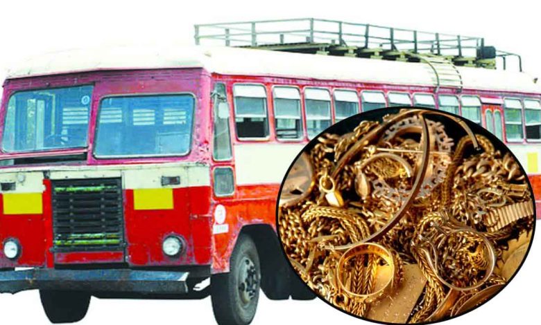 Thieves stole jewelery worth Rs 1 lakh 35 thousand from the bag of ST passenger woman