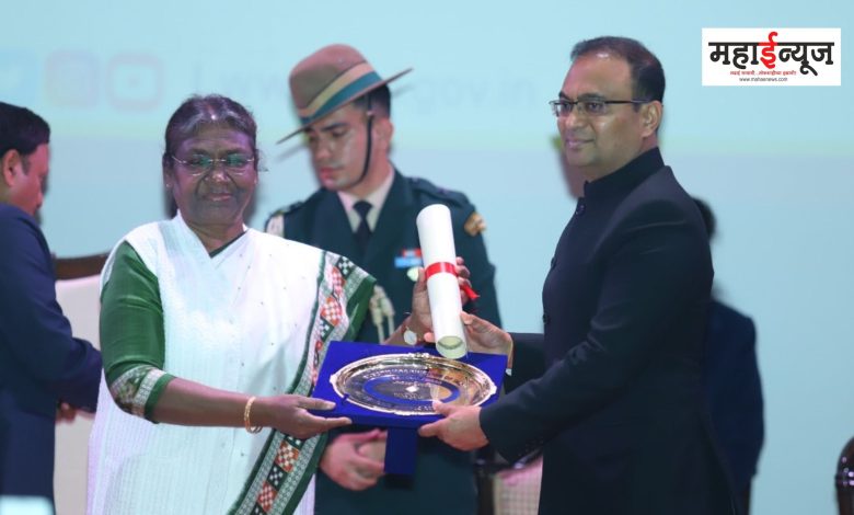 Pune Collector Dr. Rajesh Deshmukh felicitated by President Draupadi Murmu