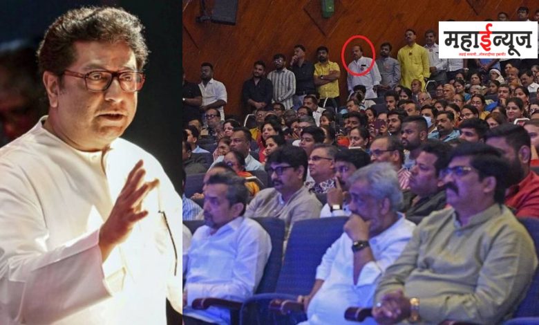 Vasant More crawls and stands during Raj Thackeray's speech