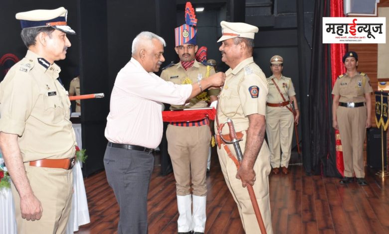 Retired Assistant Commissioner of Police Laxman Borate felicitated by Director General of Police