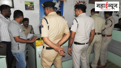 During rush hours, a gang of touts selling fake tickets, posing as passengers, was busted by the RPF team.