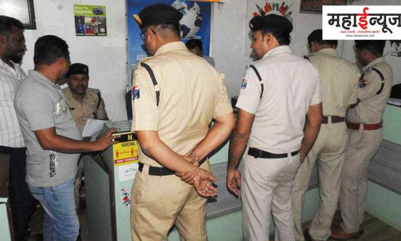 During rush hours, a gang of touts selling fake tickets, posing as passengers, was busted by the RPF team.