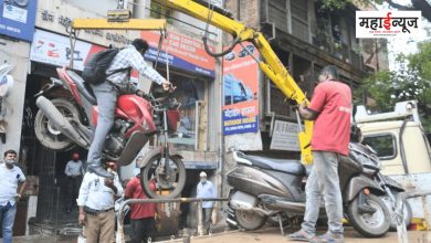 Altercation between shopkeeper and traffic department towing van worker over bike parking in Hadapsar