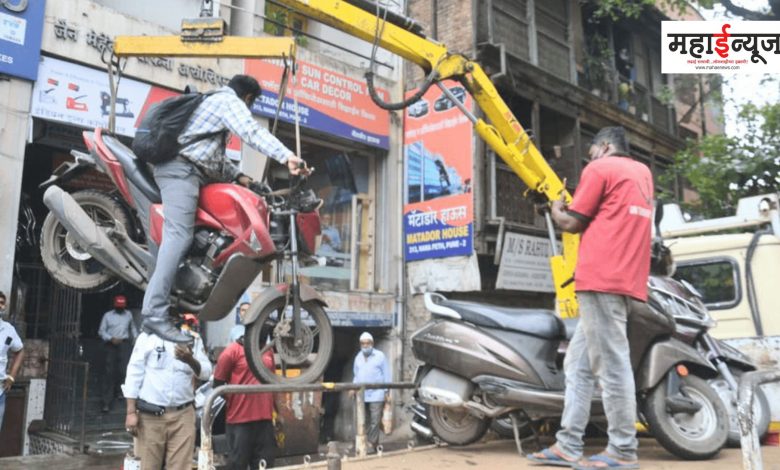 Altercation between shopkeeper and traffic department towing van worker over bike parking in Hadapsar